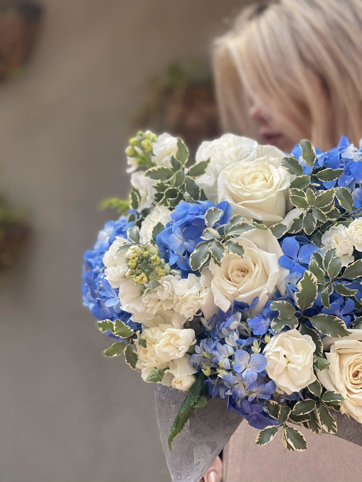 Luxury roses hydrangeas gift delivery Waikiki Honolulu