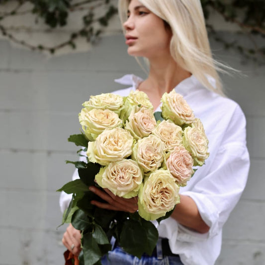 Dozen of roses flower arrangement Beverly Hills Los Angeles florist