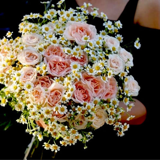 Soft and romantic floral arrangement styled with peach roses and chamomiles, ideal for birthdays and sentimental celebrations