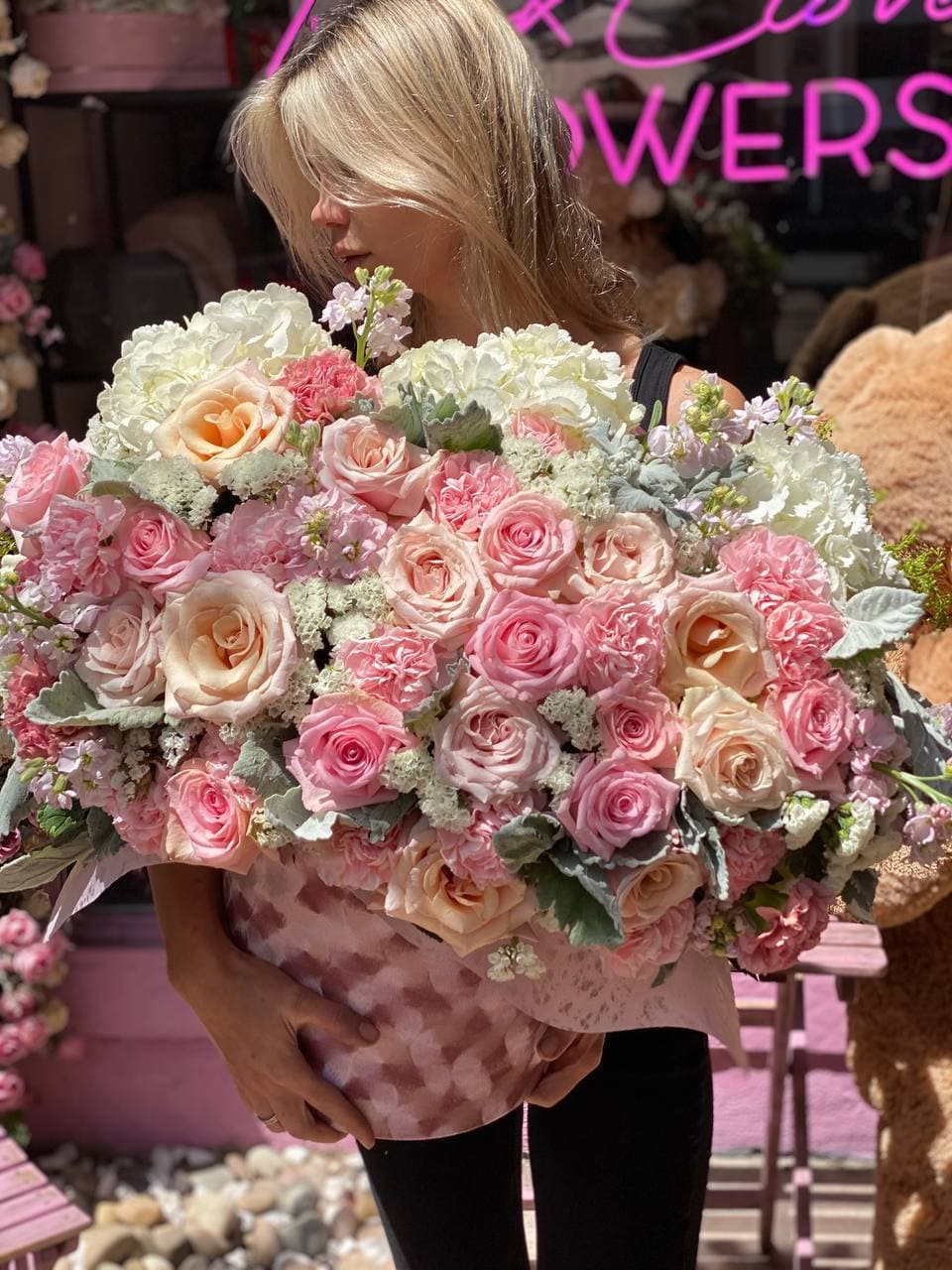 Luxury pink roses mauve roses gift delivery West Hollywood Los Angeles
