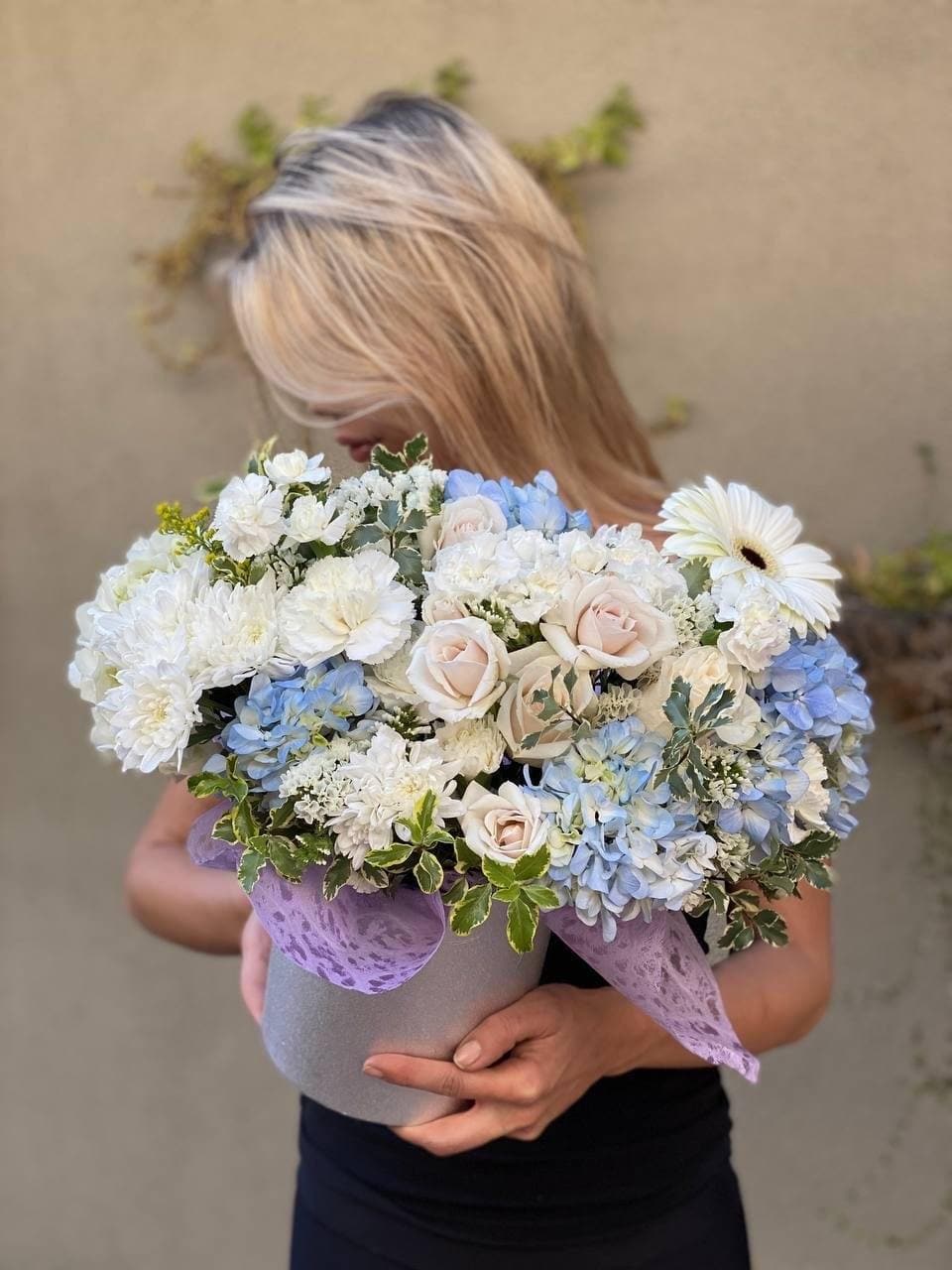Luxury roses hydrangeas gift delivery Beverly Hills Los Angeles