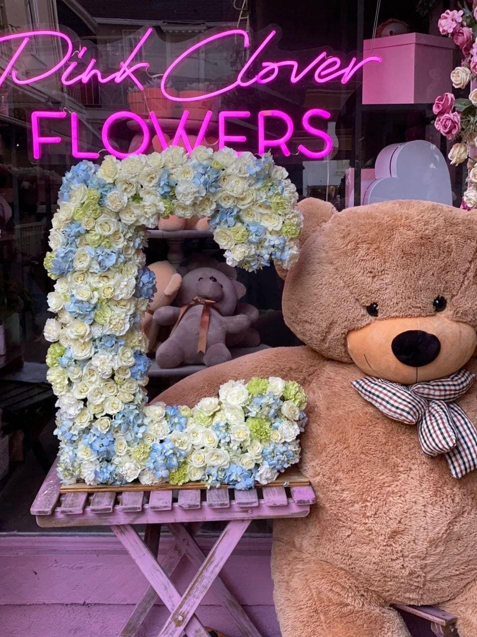 Luxury roses bouquet gift delivery West Hollywood Los Angeles
