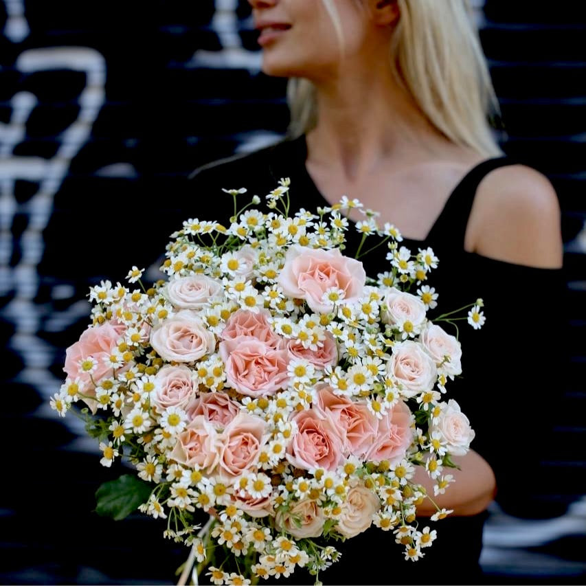 Elegant Andrea bouquet featuring chamomiles and peach garden roses, beautifully arranged for premium floral delivery
