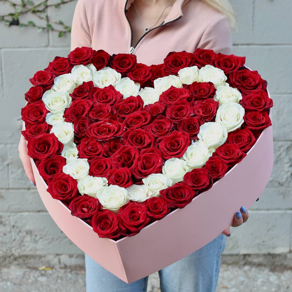 Luxury roses gift delivery West Hollywood Los Angeles