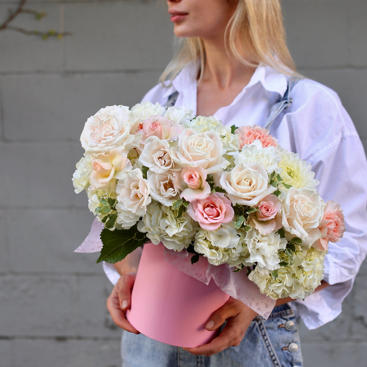 Luxury garden roses gift delivery West Hollywood Los Angeles