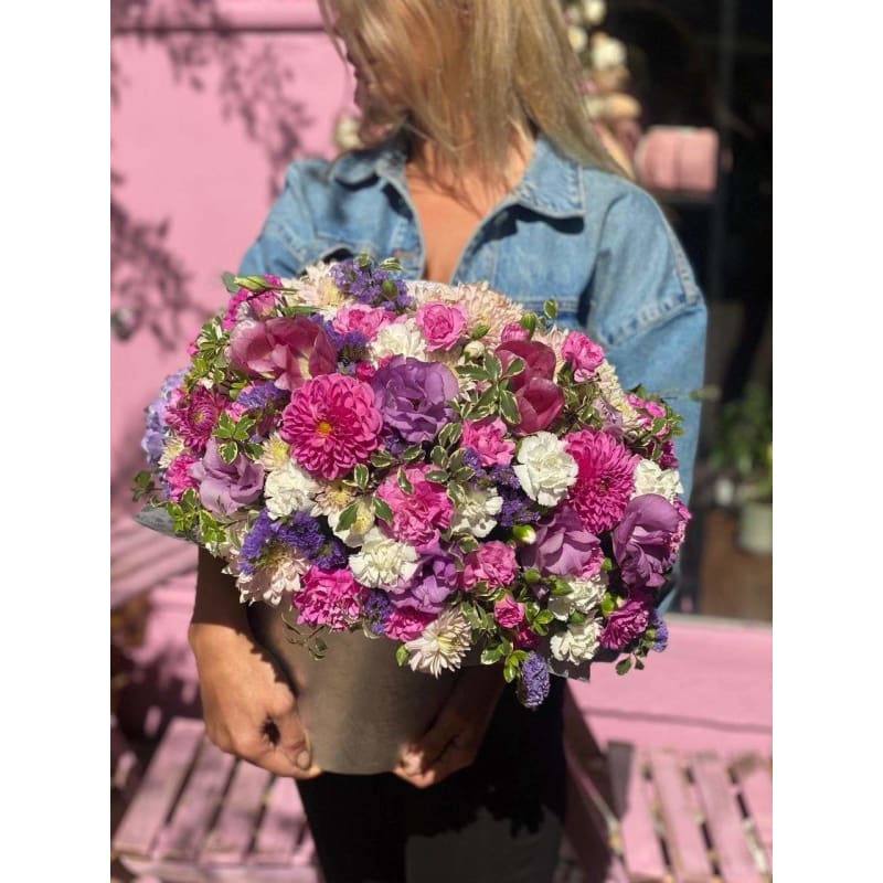 Luxury garden roses carnations gift delivery West Hollywood Los Angeles