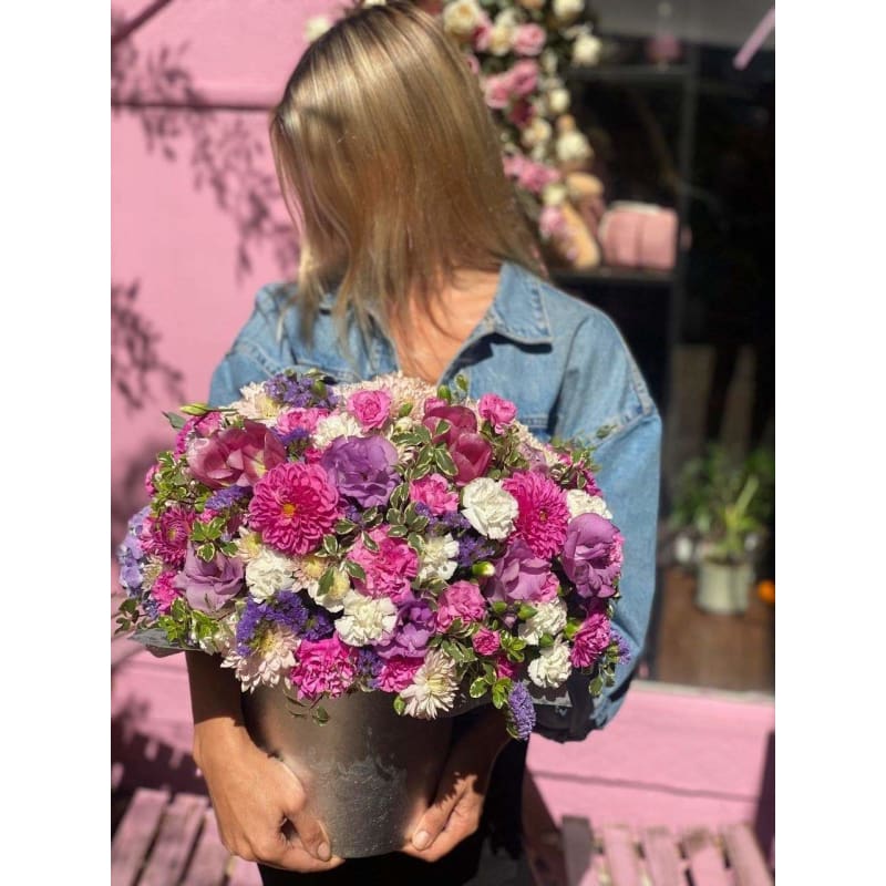 Luxury garden roses carnations gift delivery Pacific Heights San Francisco