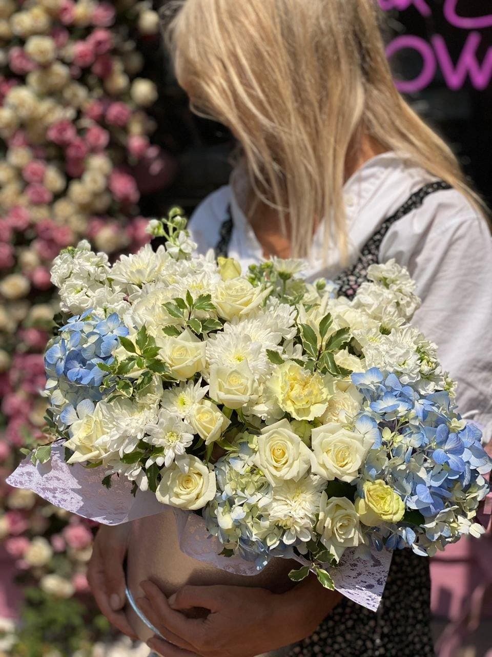Luxury roses bouquet gift delivery West Hollywood Los Angeles