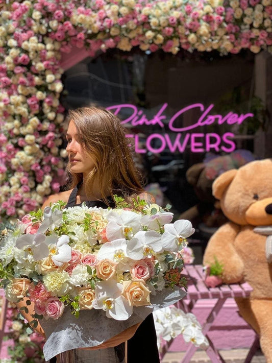 Evelyn (Bouquets in big vases) bouquet roses Beverly Hills florist Pink Clover