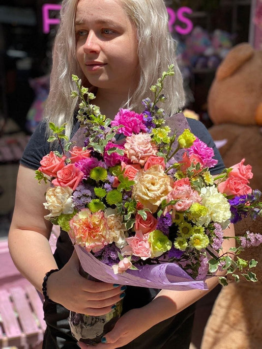 Luisa( bouquet with roses and carnations) roses same-day delivery Los Angeles
