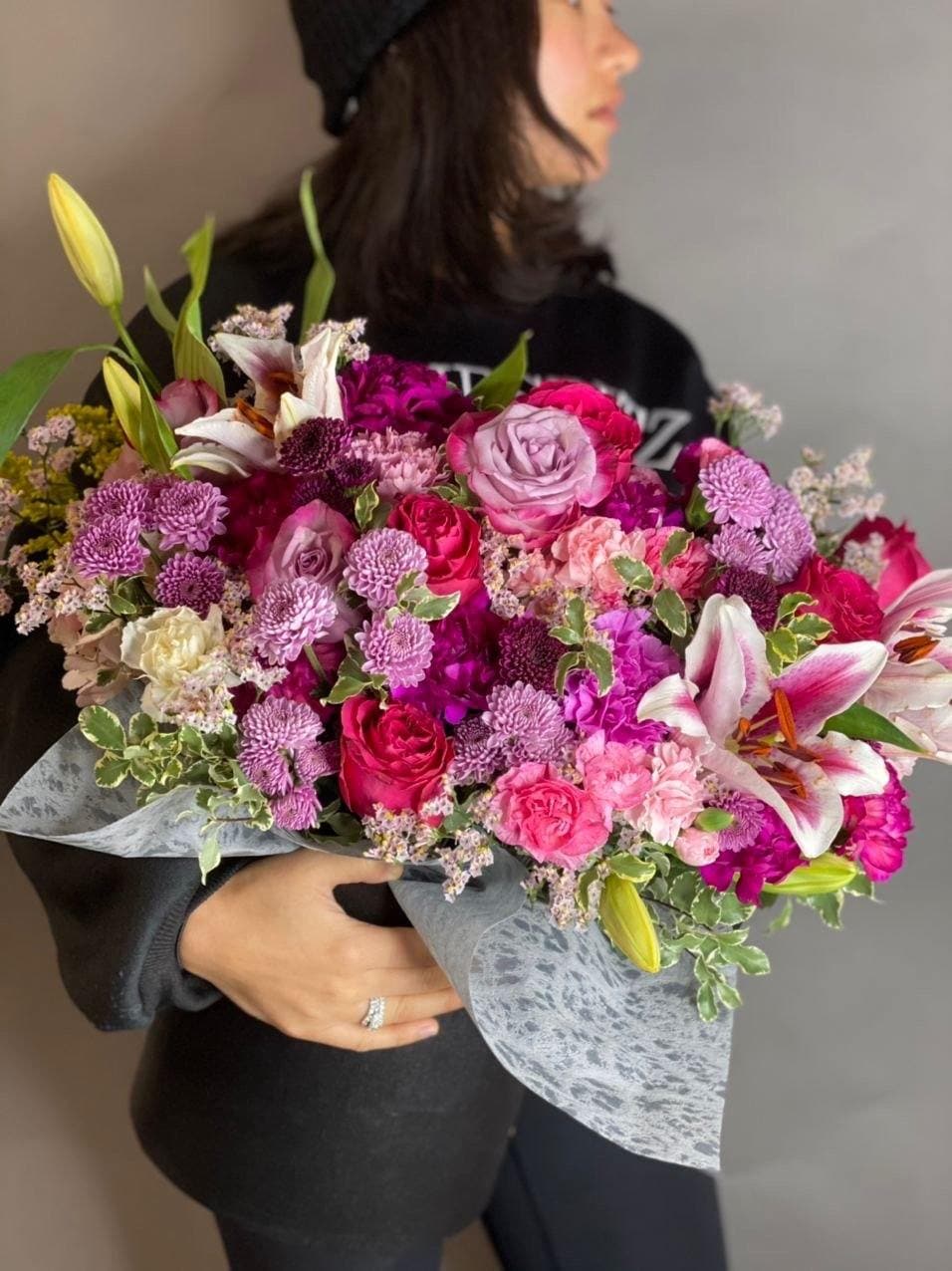 Luxury roses carnations gift delivery West Hollywood Los Angeles