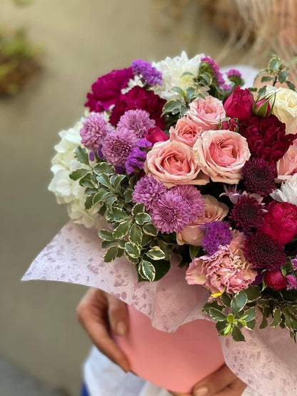 Luxury roses carnations gift delivery Beverly Hills Los Angeles