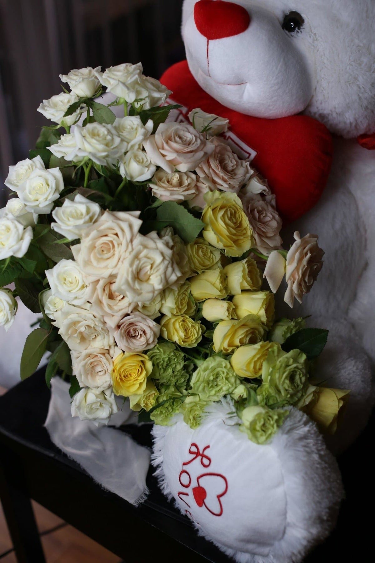 Luxury roses gift delivery West Hollywood Los Angeles